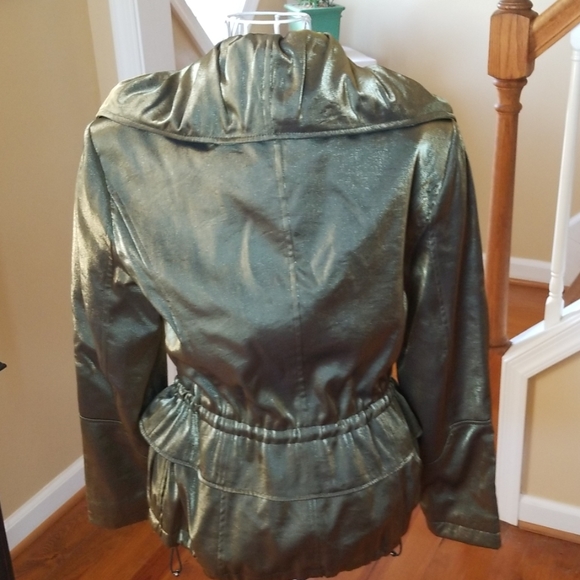 SHE'S ELECTRICIFYING❣️ Stunning metallic olive green jacket - Picture 4 of 8